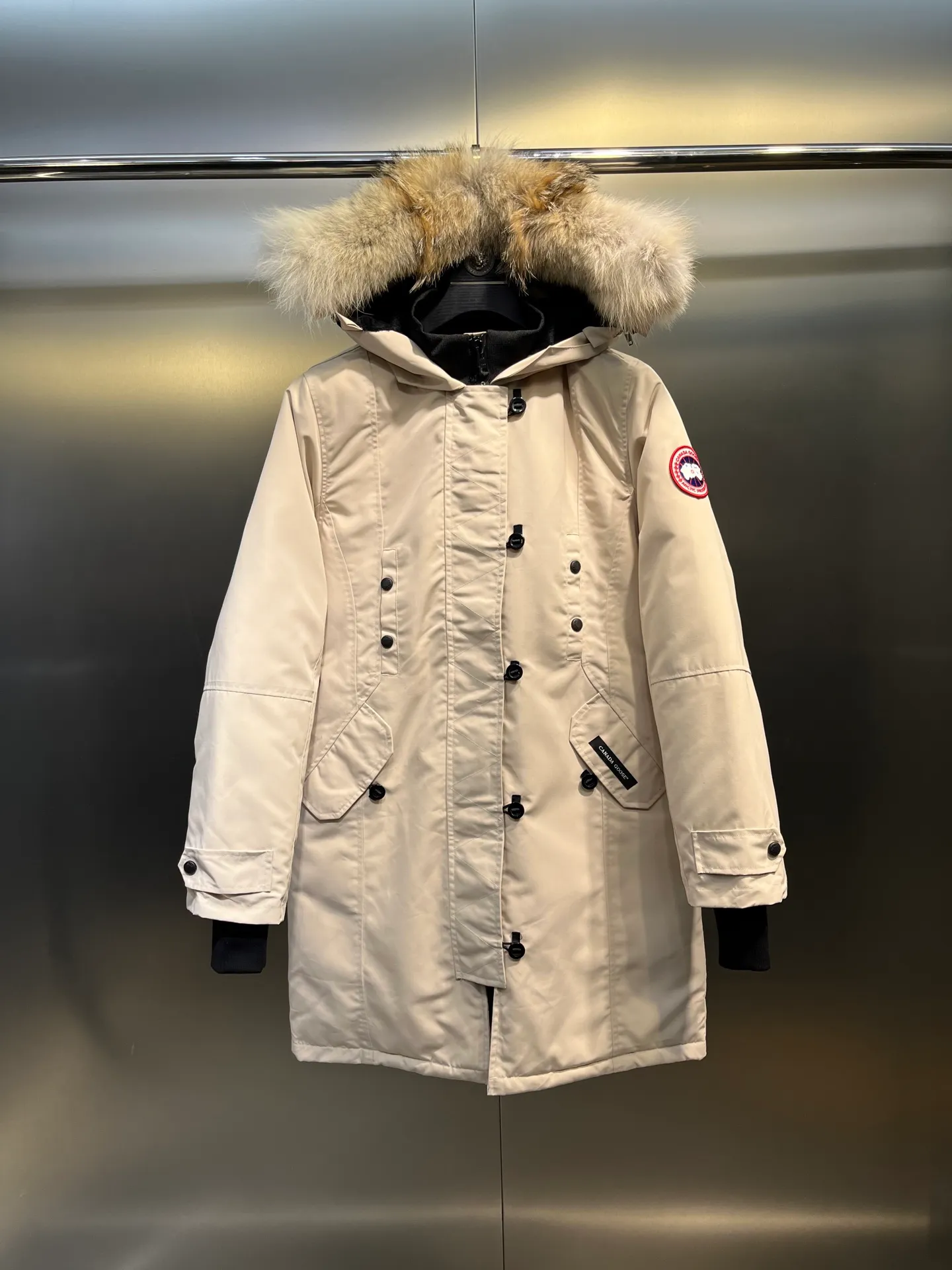 P860 🇨🇦🇨🇦CANADA GOOSE 12 women's models, factory direct supply: supplying global purchasing agents, micro-businesses, entities, Tmall, high-end stalls and studio cooperation, free shipping! Trillium Parka Women's 12 "popular" women's models are chosen by Arctic and Antarctic scientific expedition teams as winter wear, the Rolls-Royce of down jackets. ➖ Industry-leading anti-counterfeiting chip sensing. ➖ Imported Behringer embroidery machines and customized embroidery labels, the highest level and industry leading. ➖ Imported Korean 21-count polyester-cotton blended original fabric, TC85 waterproof coated fabric, water-repellent, windproof and wear-resistant. ➖ The new national standard 80 white duck down is filled with an average of 520 grams of down. The amount of down filled is industry-leading. ➖ 100% nylon lon lining with double double-layer sealing design to prevent velvet running, seamless thread design on cuffs! ➖ Western Canadian Green Wolf Collar. ➖ Yoshida YKK provides original factory-customized electroplated sliders. YKK two-way lockable zippers are tight and smooth and do not peel off paint. ➖ 3M composite Velcro is durable and the accessories and hardware are all custom-made. Note: Our copywriting is only simple and clear. Instead of bragging about the copywriting, it is better to compare and understand with samples. Only for the purest, most focused, most professional, highest quality, and most cost-effective!  SIZE:S-XXL